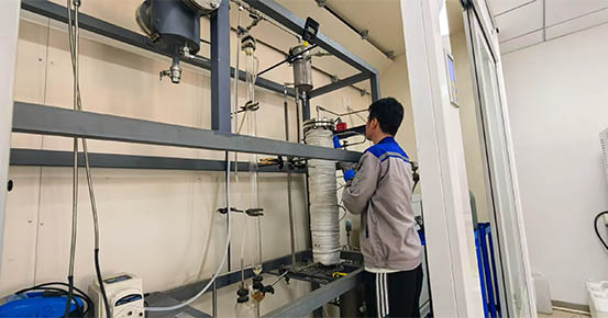 Weixian realizou um experimento de sulfonação com nova matéria-prima